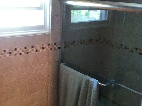 full bath off hallway of bedrooms