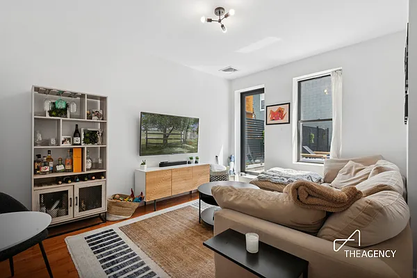 Rented by The Agency | media 4