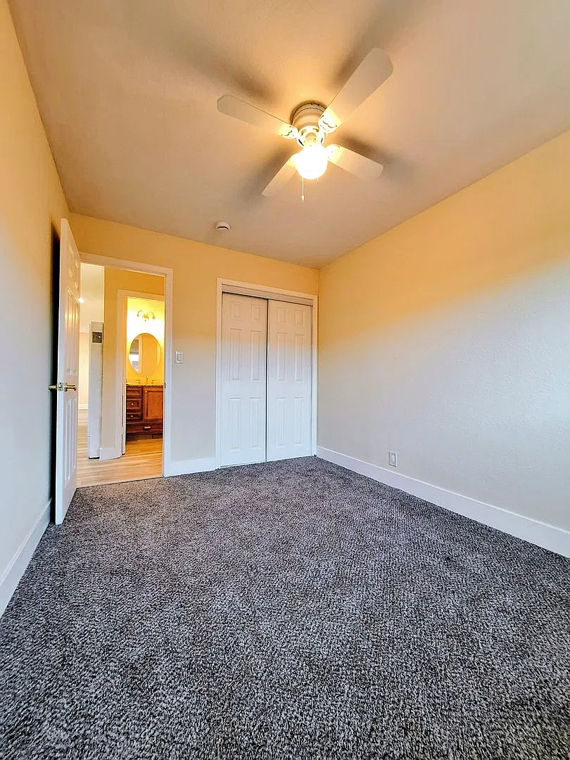 Refurbished 2bd House With Office & Exterior Laundry Room — Photo 4