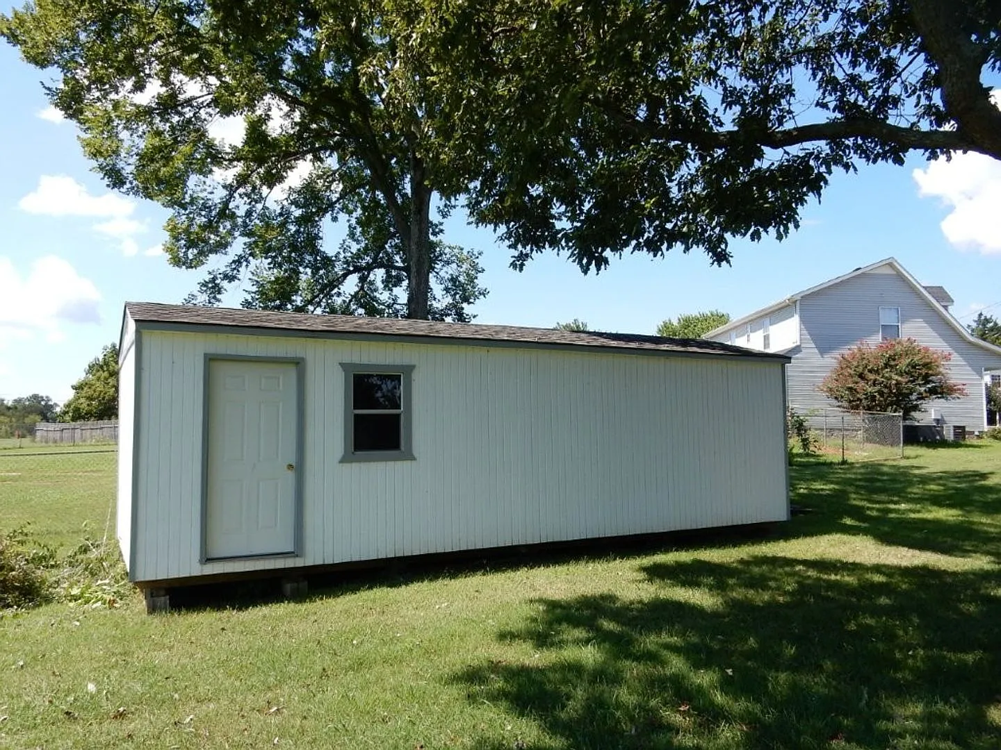Three bedroom with bonus or could be four bedroom in Laverne a large lot on great Street — Photo 3