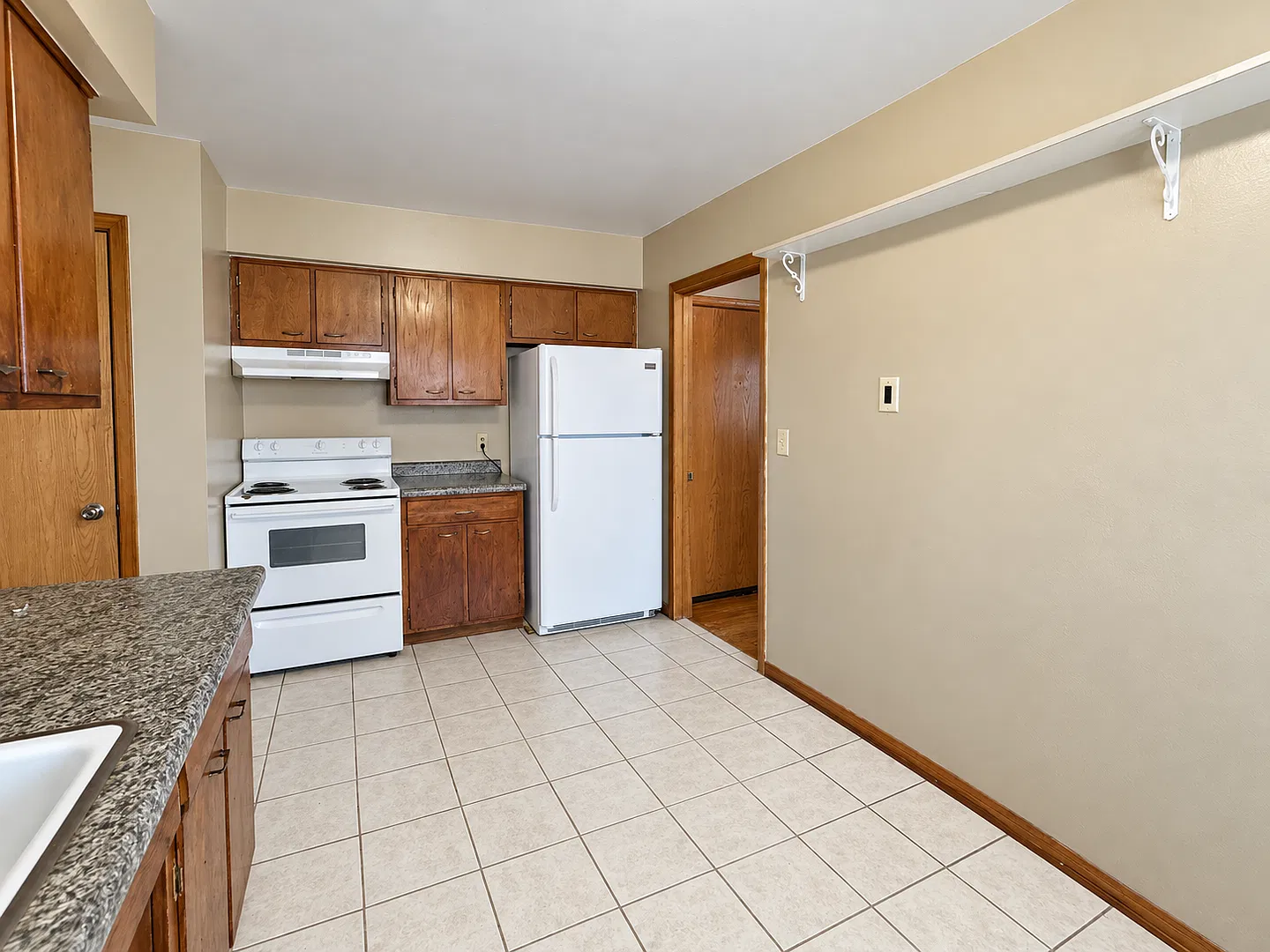 1360 Payne Ave — Photo 3