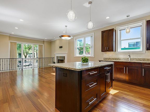 3rd image of 1219 W Foster Ave APT 1E