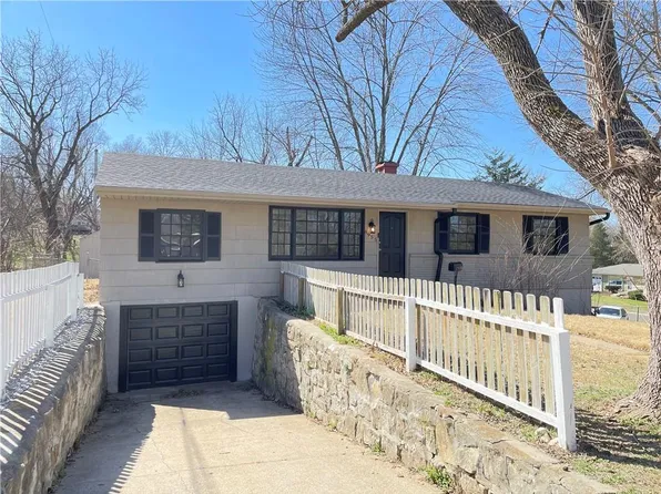 8955 E 54th St, Raytown, MO 64133