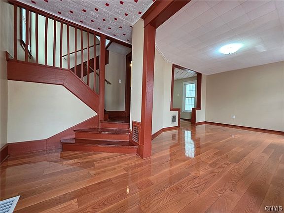 3rd image of 601 Eagle St