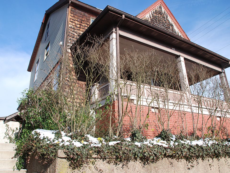 Older photo front of house.