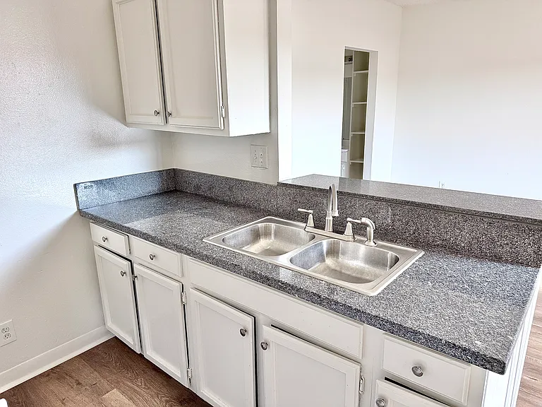 11959 Runnymede St #7 — Photo 8