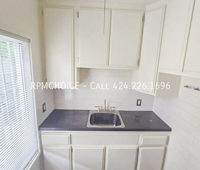258 W 11th St — Photo 3