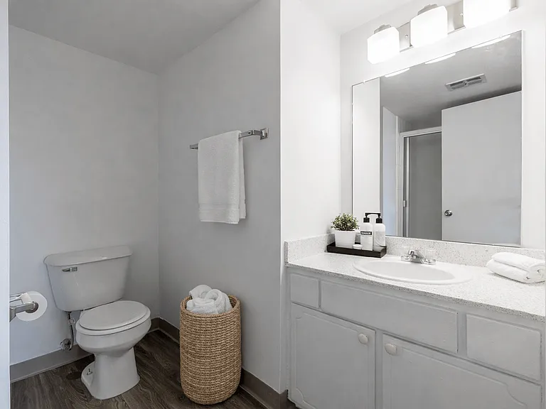 Carlyle Tower Apartments - Southfield, MI — Photo 10