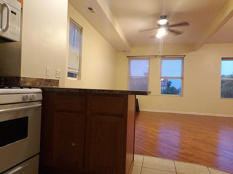 940 W 32nd Pl #2 — Photo 6