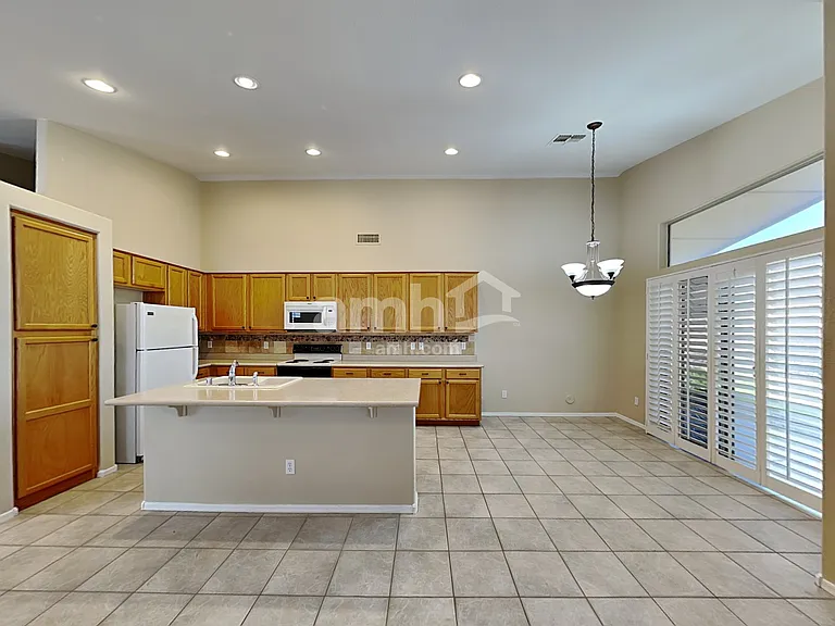 7462 W Mohawk Ln — Photo 4