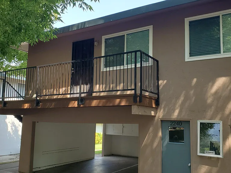 2240 Segundo Ct #4 — Photo 2