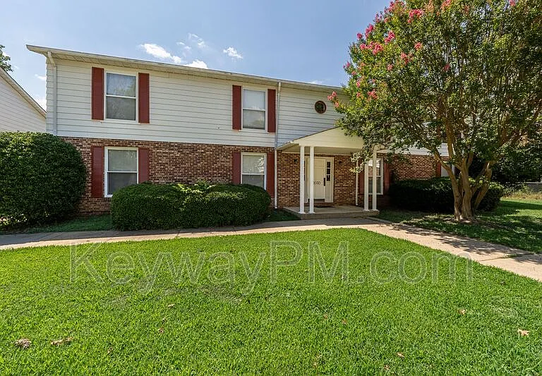 1030 Carriage Dr #D — Photo 2