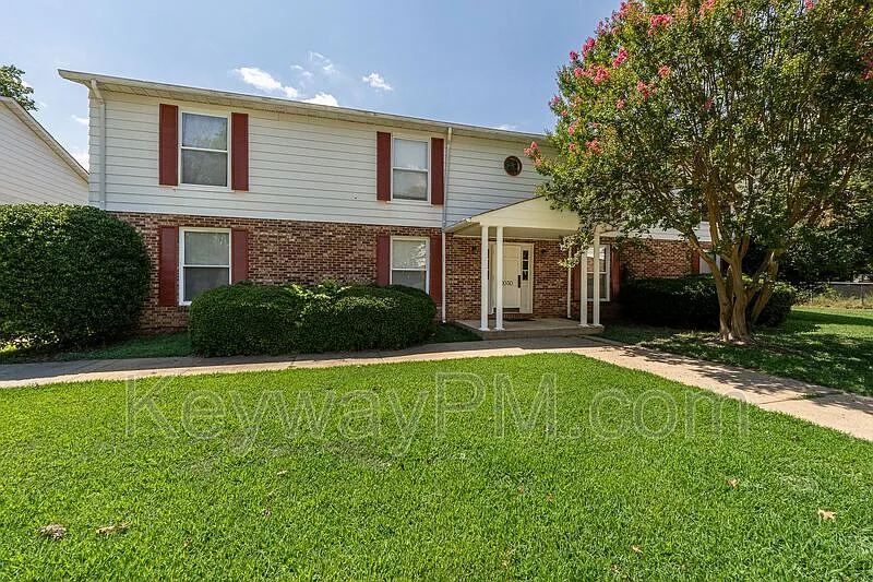 Building Photo - 1030 Carriage Dr #D