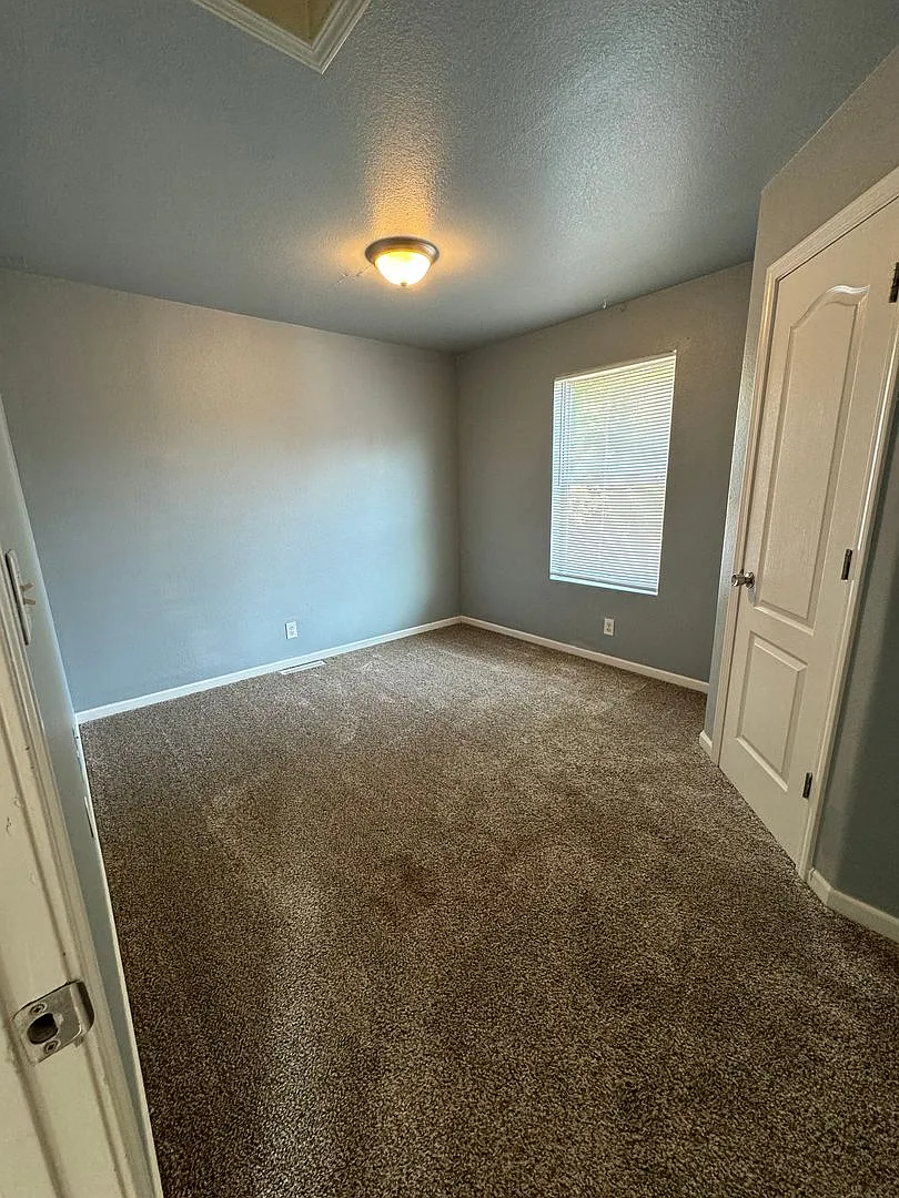 Hill Top Apartments — Photo 4