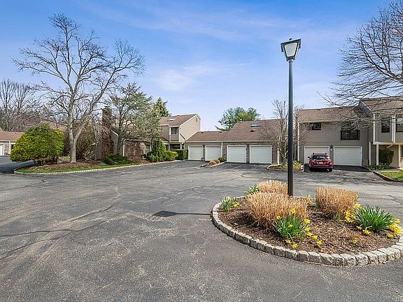 2nd image of 6 Sarazen Ct