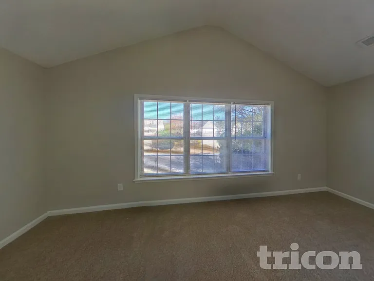 325 Cadeleigh Ct — Photo 9