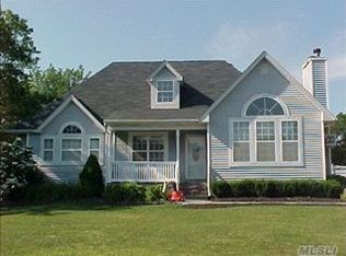 3 Kross Ct, Medford, NY 11763