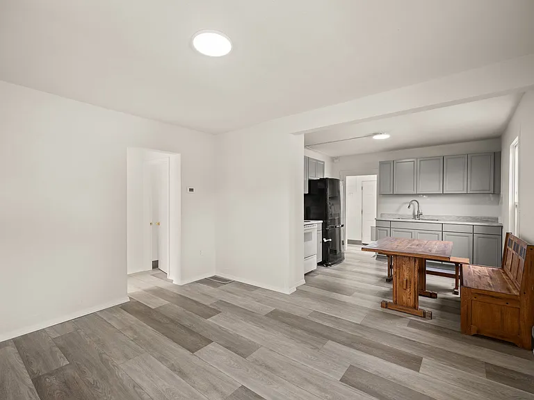 1627 E Desmet Ave — Photo 3