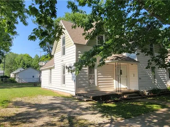 225 E 3rd Ave, Garnett, KS 66032