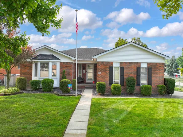 17744 White Plains Dr, Macomb, MI 48044