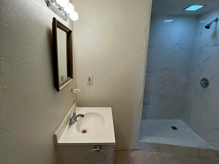 1137-1 E Adelaide Dr — Photo 18