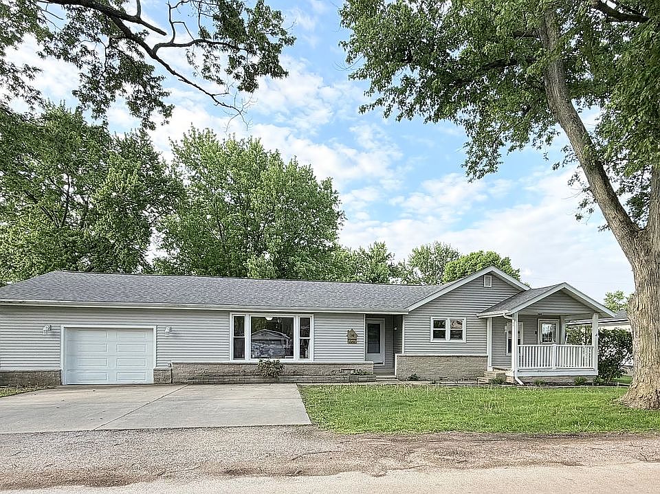 1st image of 14 E Hegeler Ln