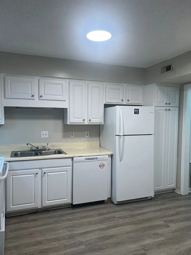 Spacious 3 Bedroom Townhome — Photo 4