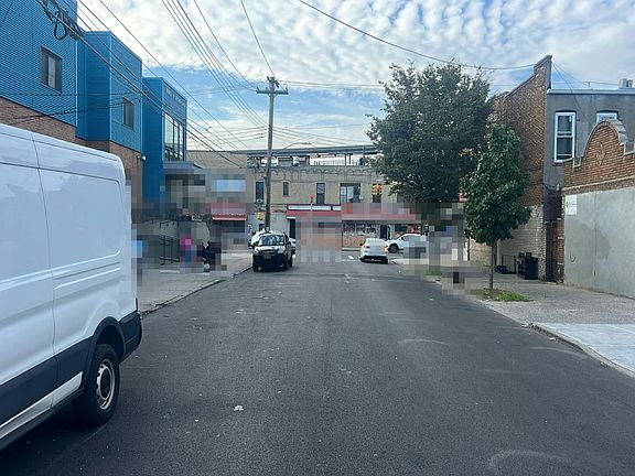5th image of 652 Ashford St