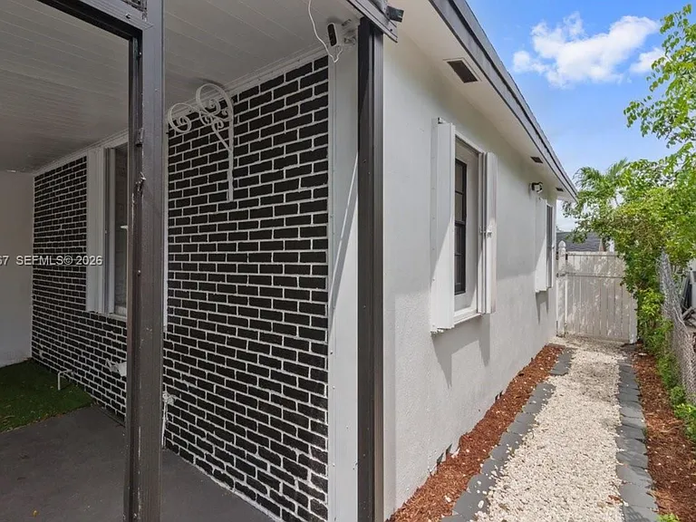 1409 NW 44th St #B — Photo 4