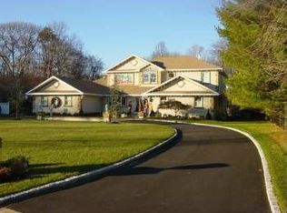 11 Fawn Ln, East Islip, NY 11730