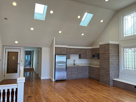 2nd image of 2055 Green St #2055