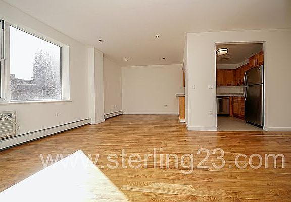 2nd image of 2550 Crescent St APT 2B