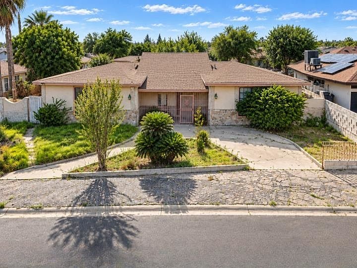 1st image of 210 Daisy Ln