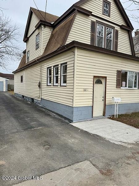 2nd image of 2271 Hamburg Street
