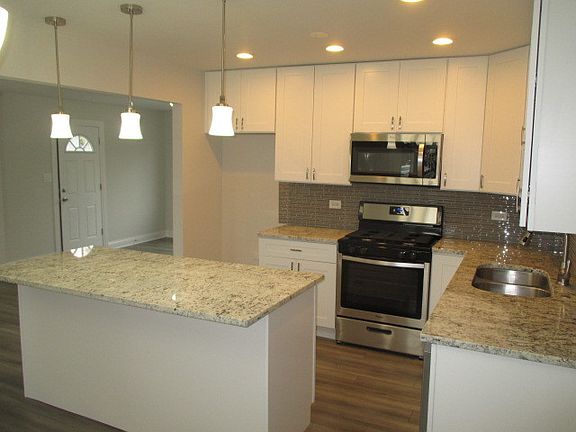 5th image of 945 Aspen St