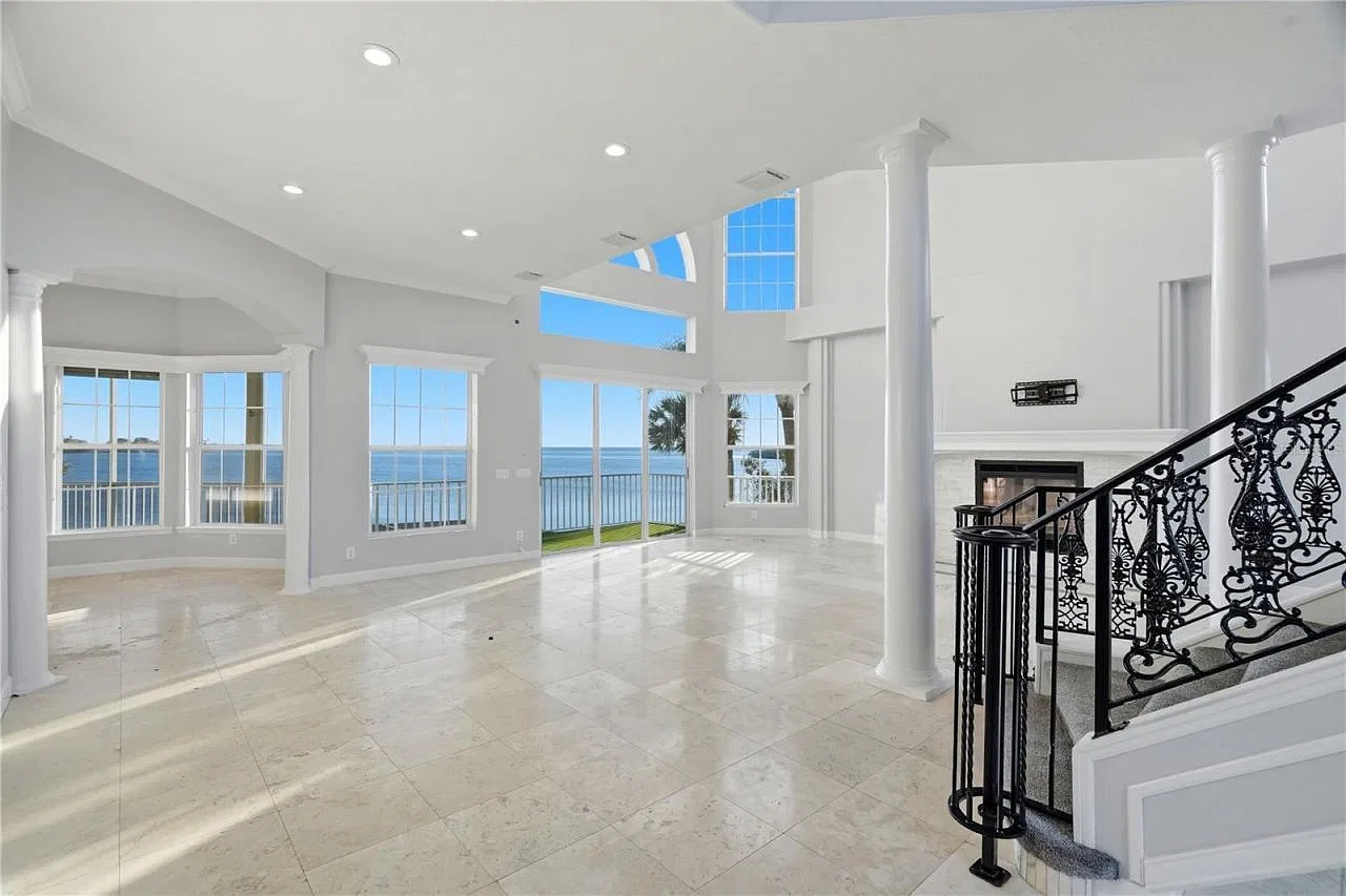 5 bed, 3.5 bath, 4492 sqft, $7,495 — Photo 3