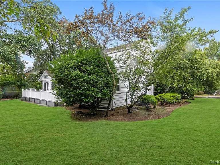 709 Carlyle St — Photo 27
