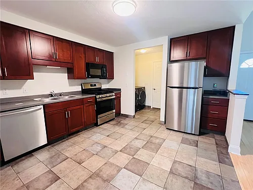 131 Broxbourne Dr Photo 1