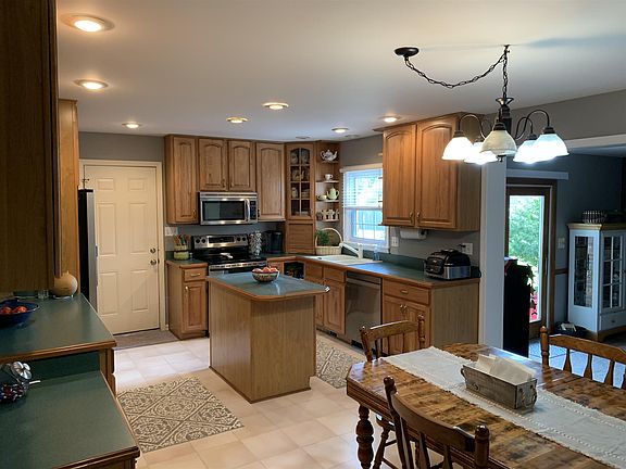 3rd image of 8297 Oak Dr