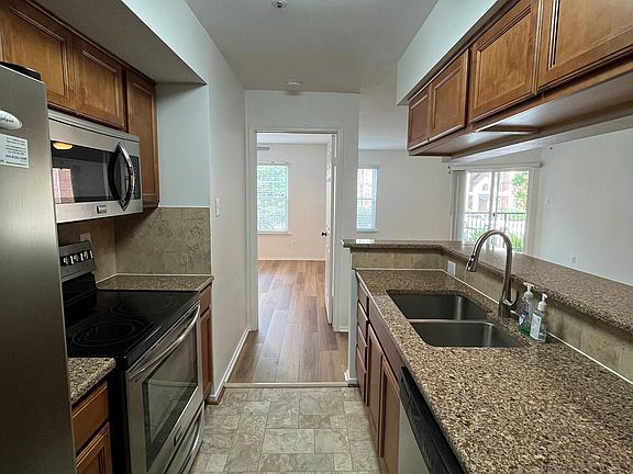 5th image of 3311 Wyndham Cres #1202