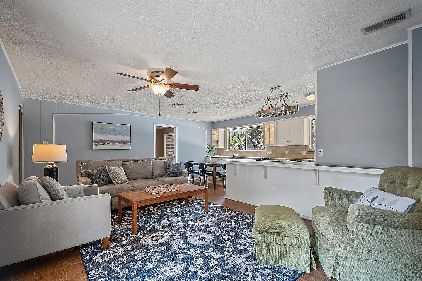 Stylish North Arlington Home in a Prime Location — Photo 2