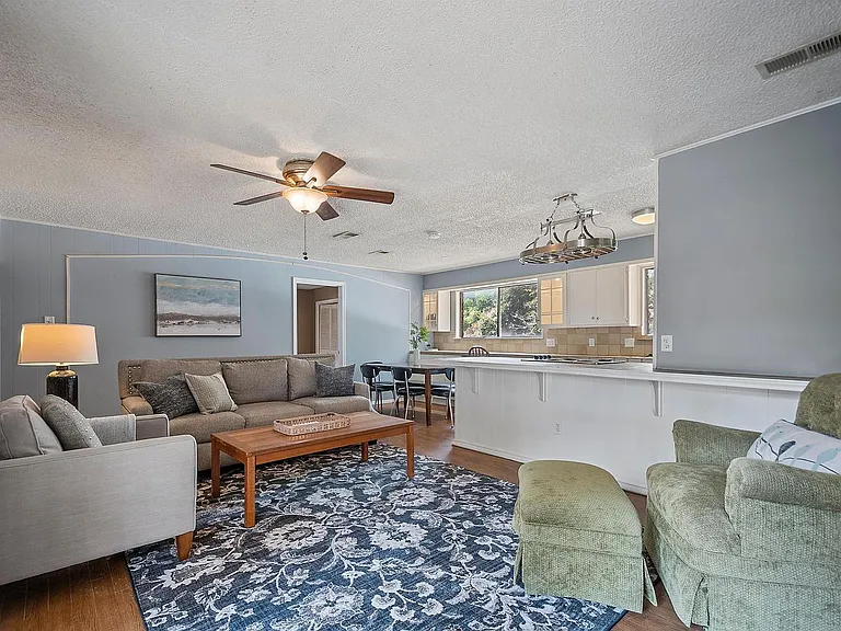 1600 Cindy Ct — Photo 2