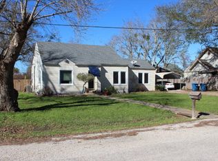 206 W Cypress St, Edna, TX 77957