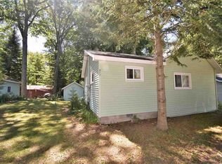 211 Beechwood Ave, Houghton Lake, MI 48629
