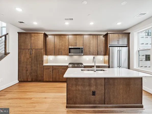 4963 Eisenhower Ave, Alexandria, VA 22304