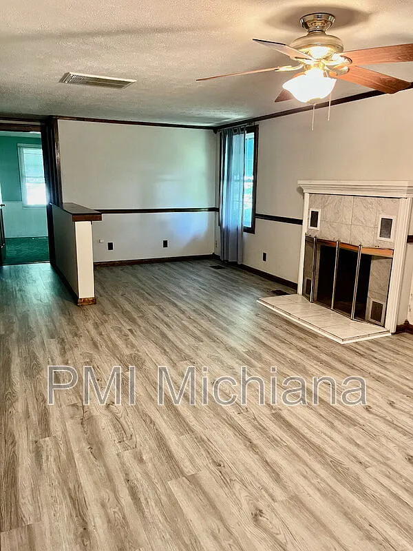 3 bed, 1.0 bath, $1,600 — Photo 1