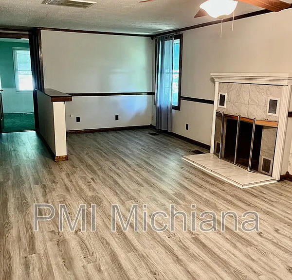 2405 Woodmont Dr — Photo 2