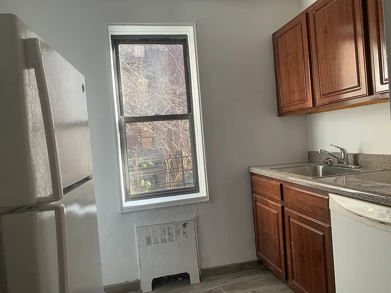84th Dr — Photo 3