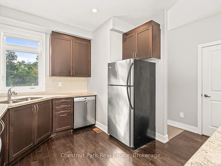 65 Rockmount Cres — Photo 4