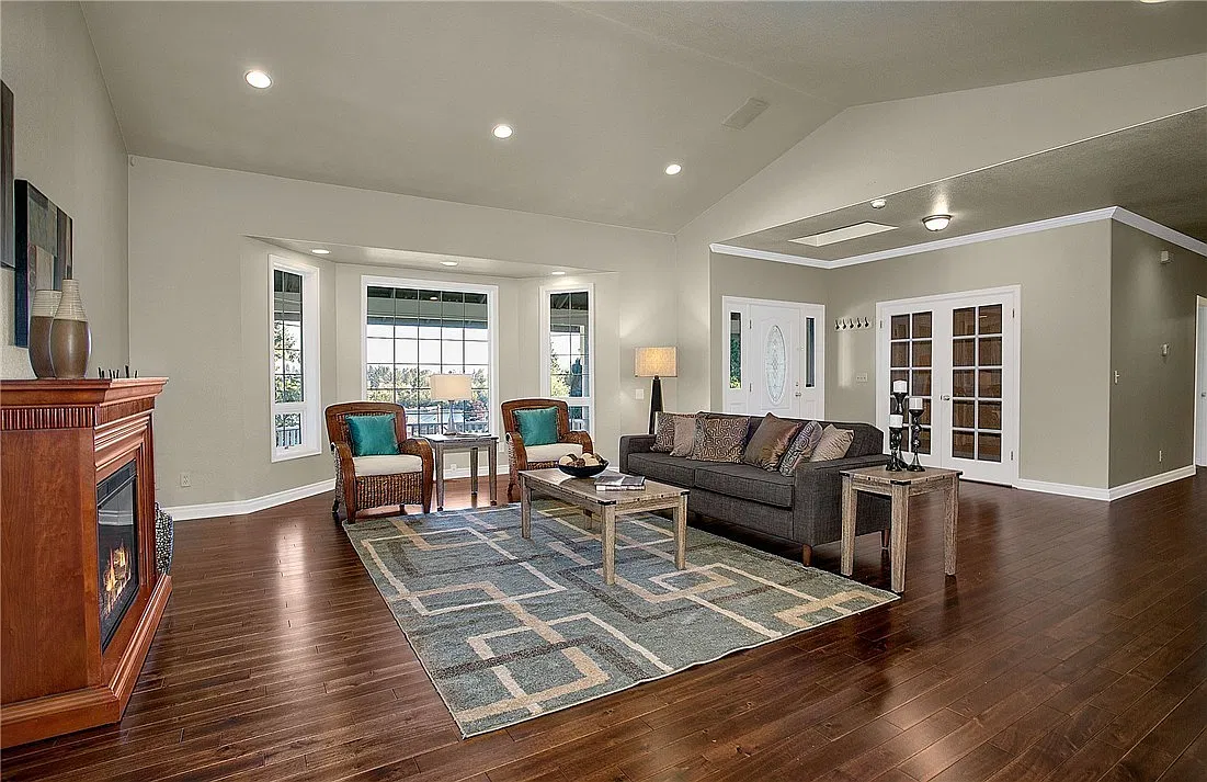 3 bed, 2.5 bath, 3217 sqft, $3,695 — Photo 4